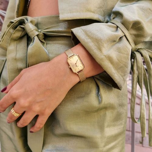 Mẫu đeo Đồng hồ Daniel Wellington DW00100485 Quadro Pressed Unitone Gold