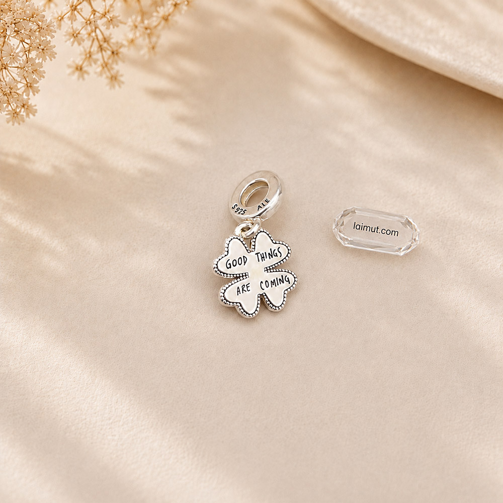 Chữ GOOD THINGS ARE COMING trên Charm Pandora 763624C01