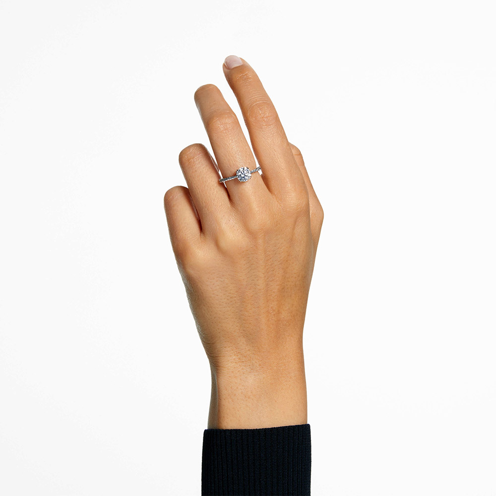 Mẫu đeo Nhẫn Swarovski Stilla Cocktail Ring chính hãng