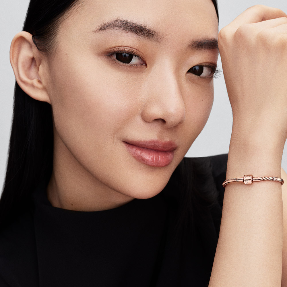 Vòng charm Pandora 584891C00 Barrel Clasp Snake Chain Bracelet | Laimut | Ảnh mẫu đeo