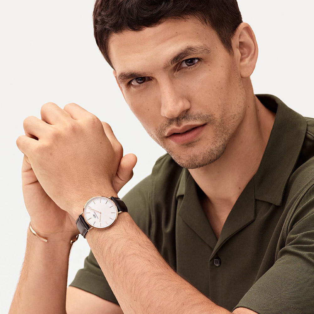 Ảnh thực tế Daniel Wellington DW00100007 Classic Sheffield Rose Gold tại Laimut với mặt trắng ngà, vỏ vàng hồng và dây da đen.
