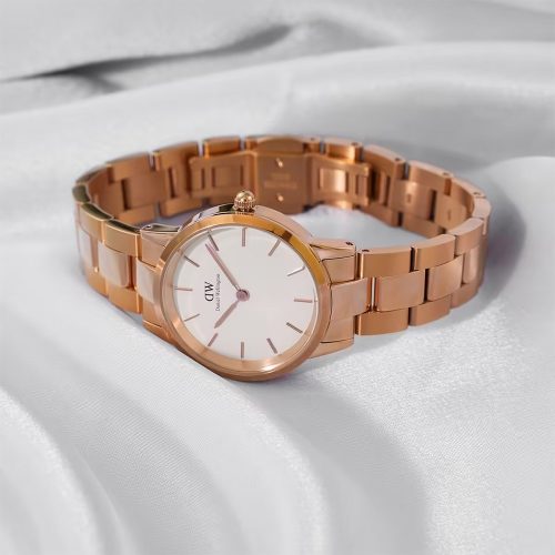 Đồng hồ Daniel Wellington DW00100211 chụp thực tế tại Laimut
