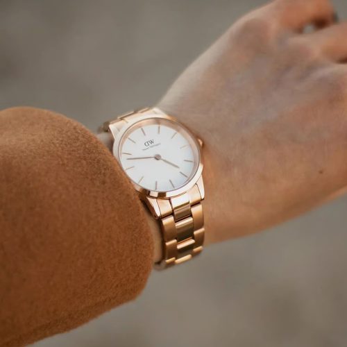 Daniel Wellington DW00100211 Iconic Link Rose Gold trên cổ tay