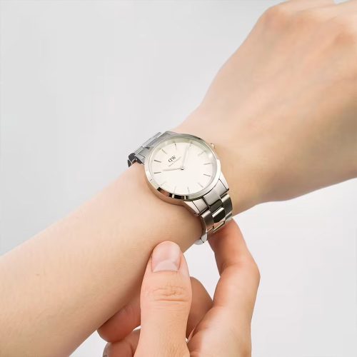 Daniel Wellington DW00100205 Iconic Link Silver trên cổ tay