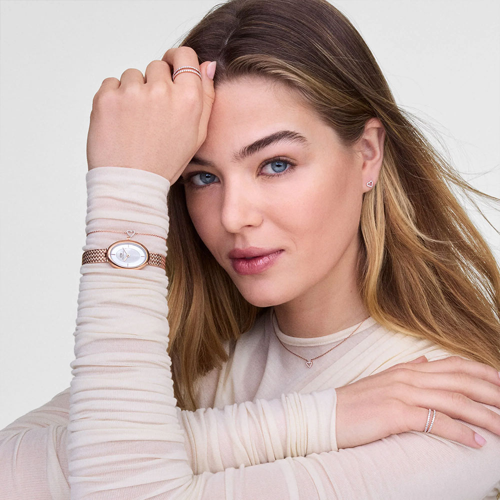 Mẫu đeo Daniel Wellington DW00100883 Juliette Rose Gold 20x26mm