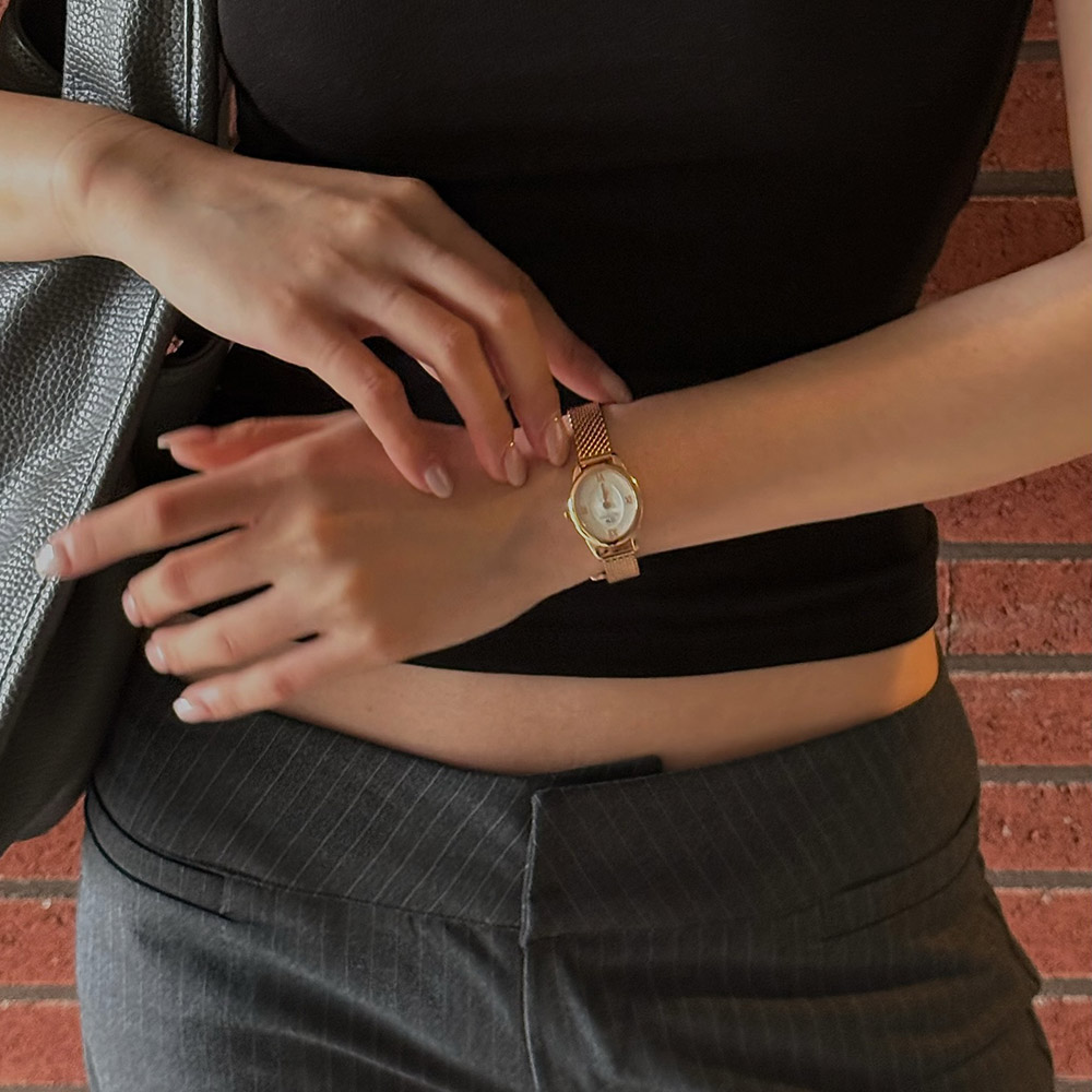 Mẫu đeo Daniel Wellington DW00100940 Ophelia Mini Mesh Rose Gold