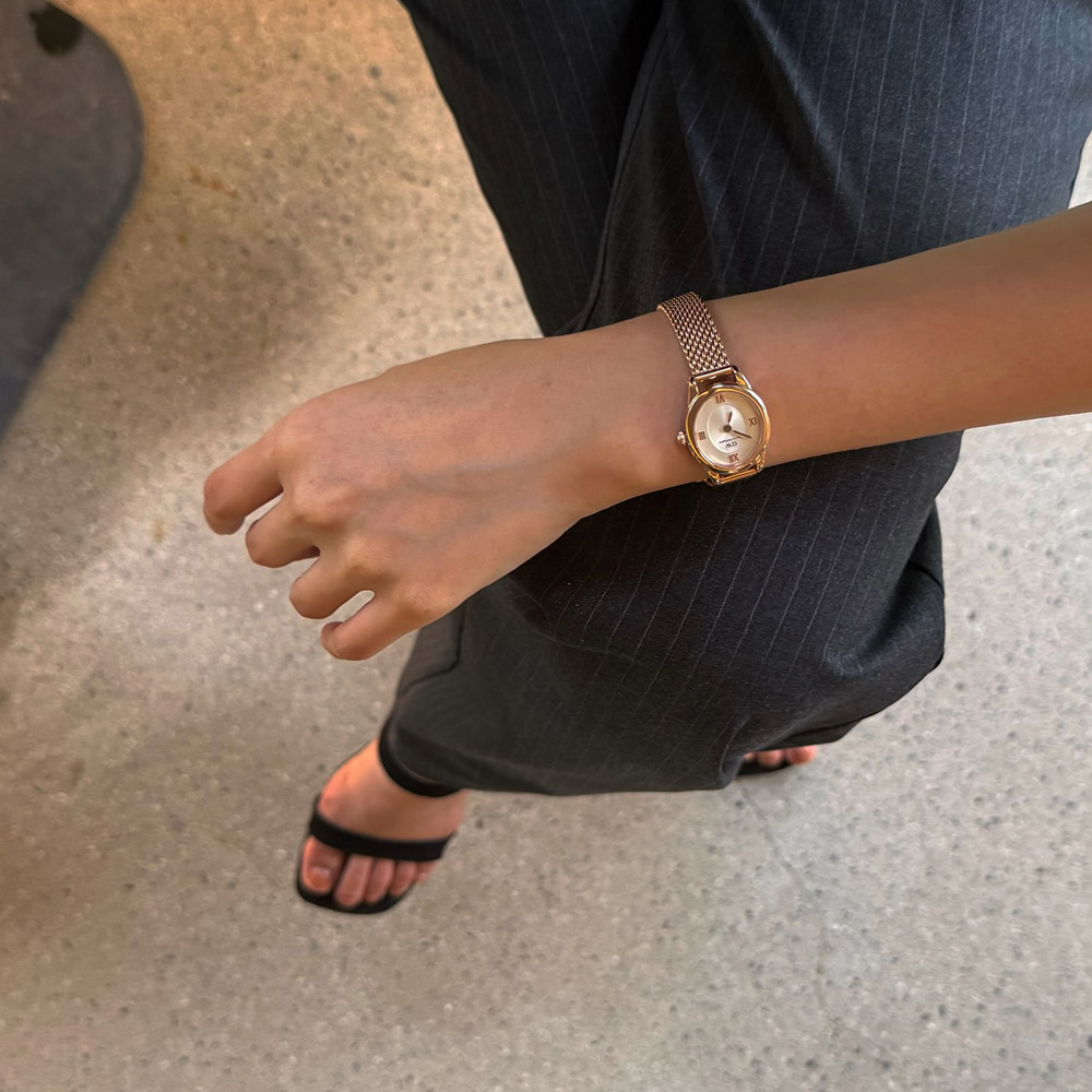 Mẫu đeo Daniel Wellington DW00100940 Ophelia Mini Mesh Rose Gold