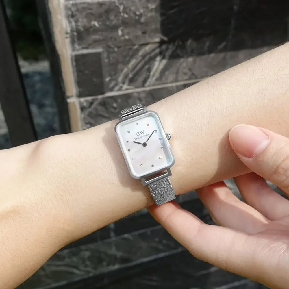 Mẫu đeo Daniel Wellington DW00100580 Quadro Lumine Pressed Piano 20x26mm