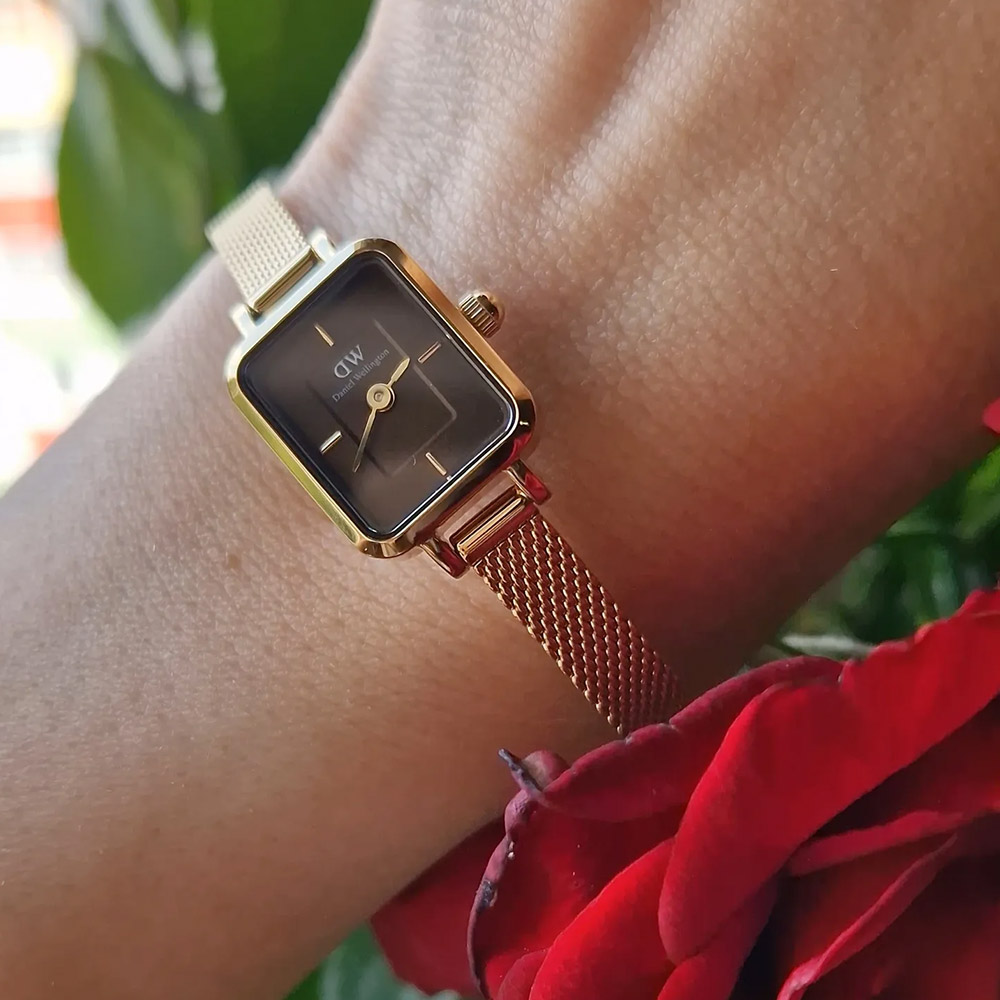 Mẫu đeo Daniel Wellington DW00100654 Quadro Mini Evergold Amber