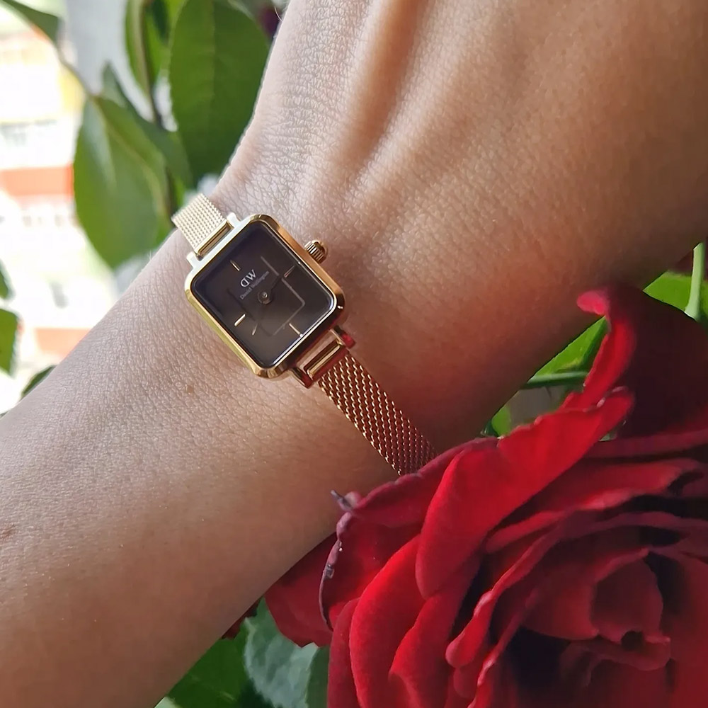 Mẫu đeo Daniel Wellington DW00100654 Quadro Mini Evergold Amber
