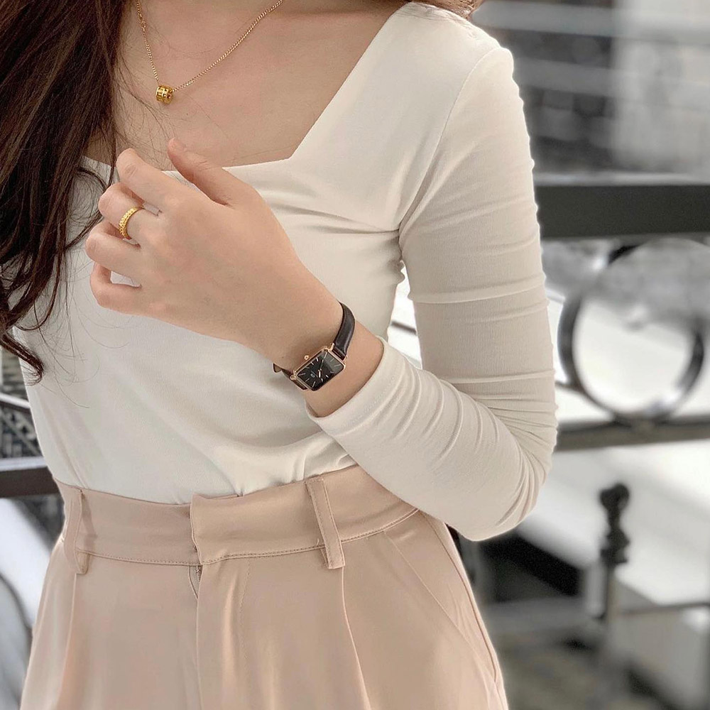 Ảnh mẫu đeo Daniel Wellington DW00100435 giúp tham khảo tỷ lệ Quadro Pressed Sheffield 20 × 26 mm trên cổ tay.