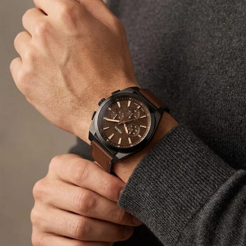 Fossil FS6108 Everett Chronograph 44mm trên cổ tay