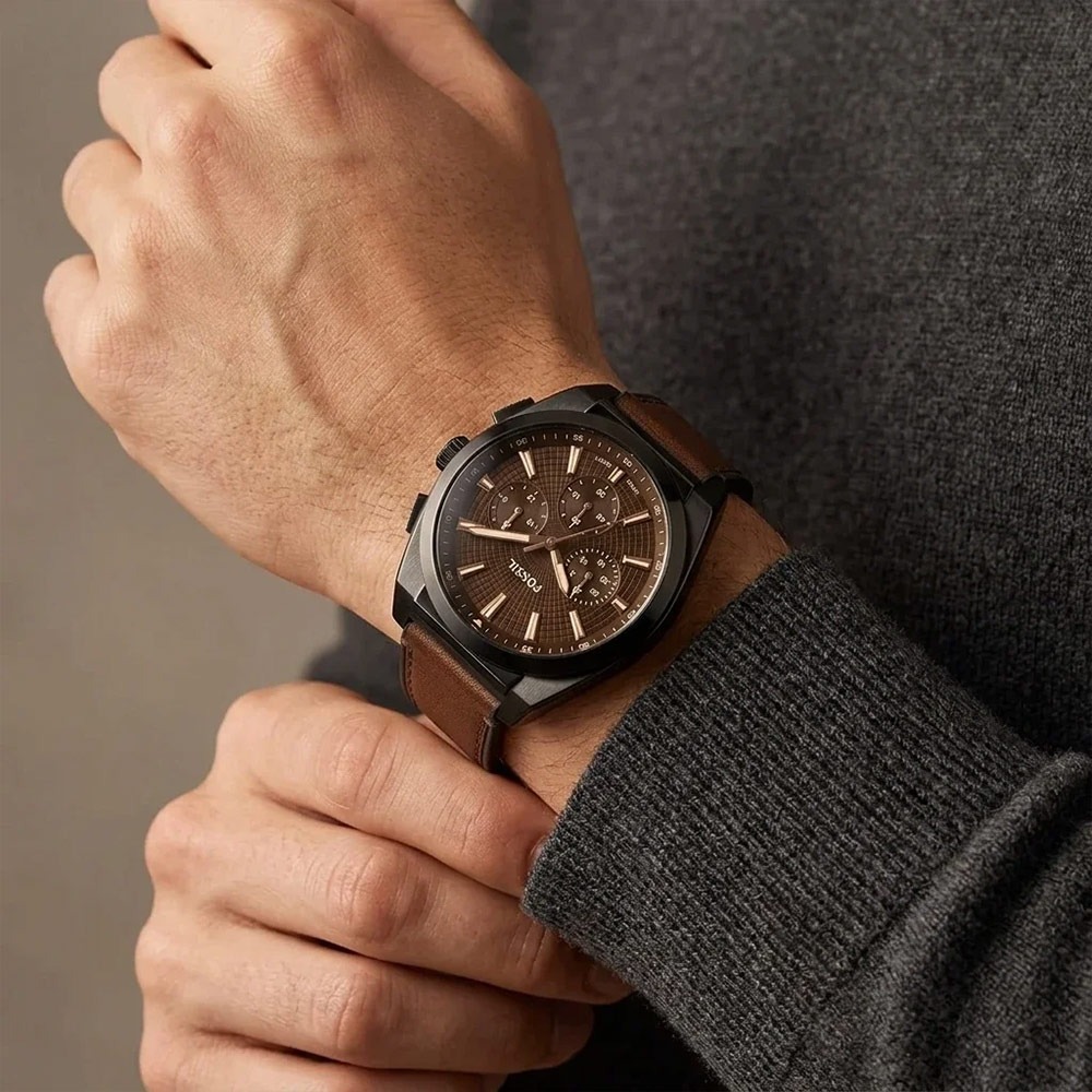 Fossil FS6108 Everett Chronograph 44mm trên cổ tay