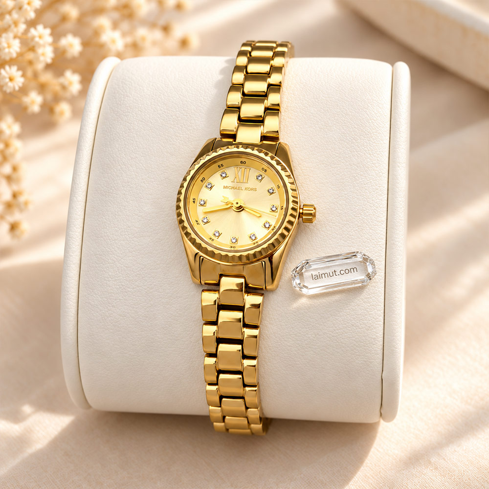 Cận cảnh Michael Kors MK4862 Mini Lexington với cọc số pavé