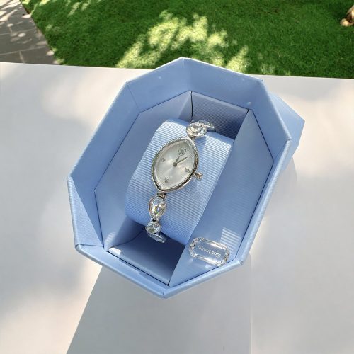 Cận cảnh Swarovski 5737955 Gema với mặt guilloché và pha lê