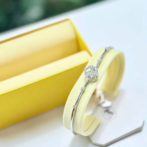Vòng tay Swarovski 5743523 Constella Bangle chụp thực tế tại Laimut
