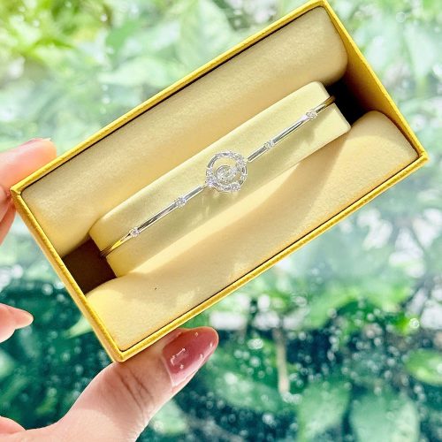 Chi tiết Swarovski 5743523 Constella Bangle Dancing Stone