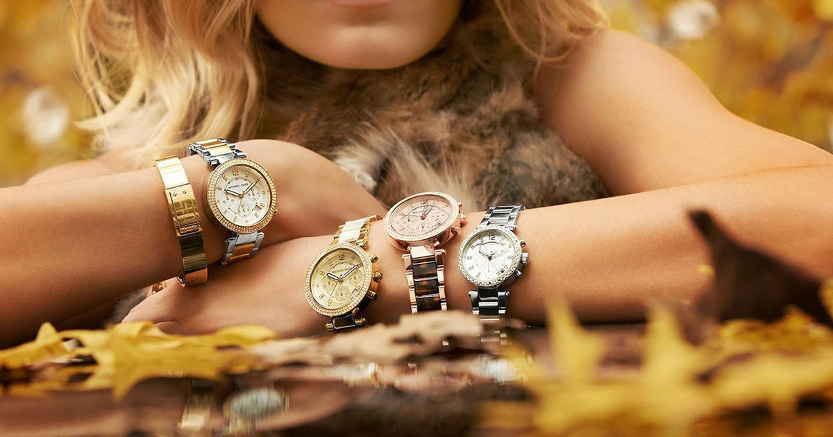 Kích thước và các màu đồng hồ Michael Kors khi phối phụ kiện