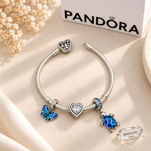 Cận cảnh bộ vòng charm Pandora Blue Love Journey