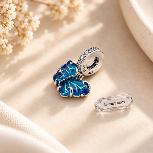 Cận cảnh charm Pandora Blue Murano Glass Butterfly 792698C01