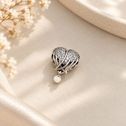 Cận cảnh charm Pandora Sparkling Angel Wings & Heart 792980C01