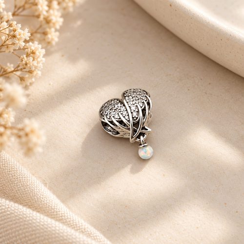 Cận cảnh charm Pandora Sparkling Angel Wings & Heart 792980C01