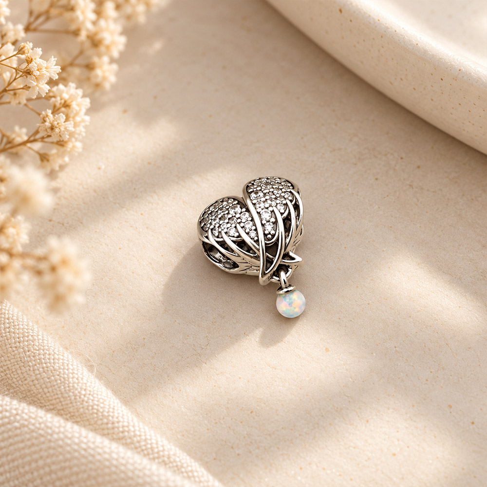Cận cảnh charm Pandora Sparkling Angel Wings & Heart 792980C01