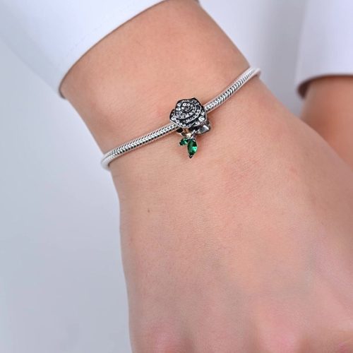 Charm Pandora Sparkling Rose in Bloom 793201C01 khi đeo