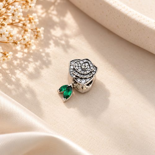Cận cảnh charm Pandora Sparkling Rose in Bloom 793201C01