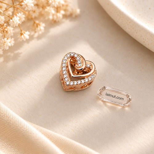 Cận cảnh charm Pandora Sparkling Entwined Hearts 789270C01