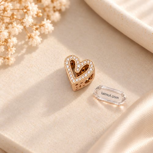 Cận cảnh charm Pandora Sparkling Freehand Heart 788692C01