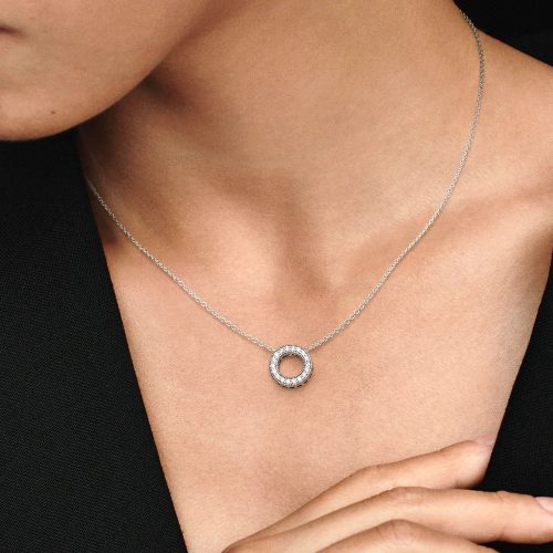 Dây chuyền Pandora Logo Pavé Circle 397436CZ khi đeo