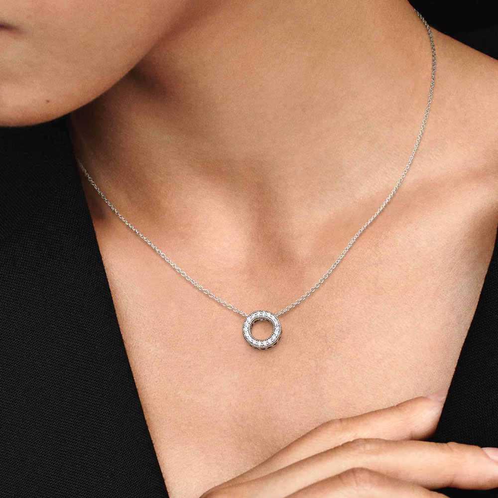 Dây chuyền Pandora Logo Pavé Circle 397436CZ khi đeo