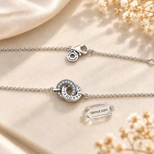 Cận cảnh Pandora Signature Intertwined Pavé 392736C01 với hai vòng tròn đính đá