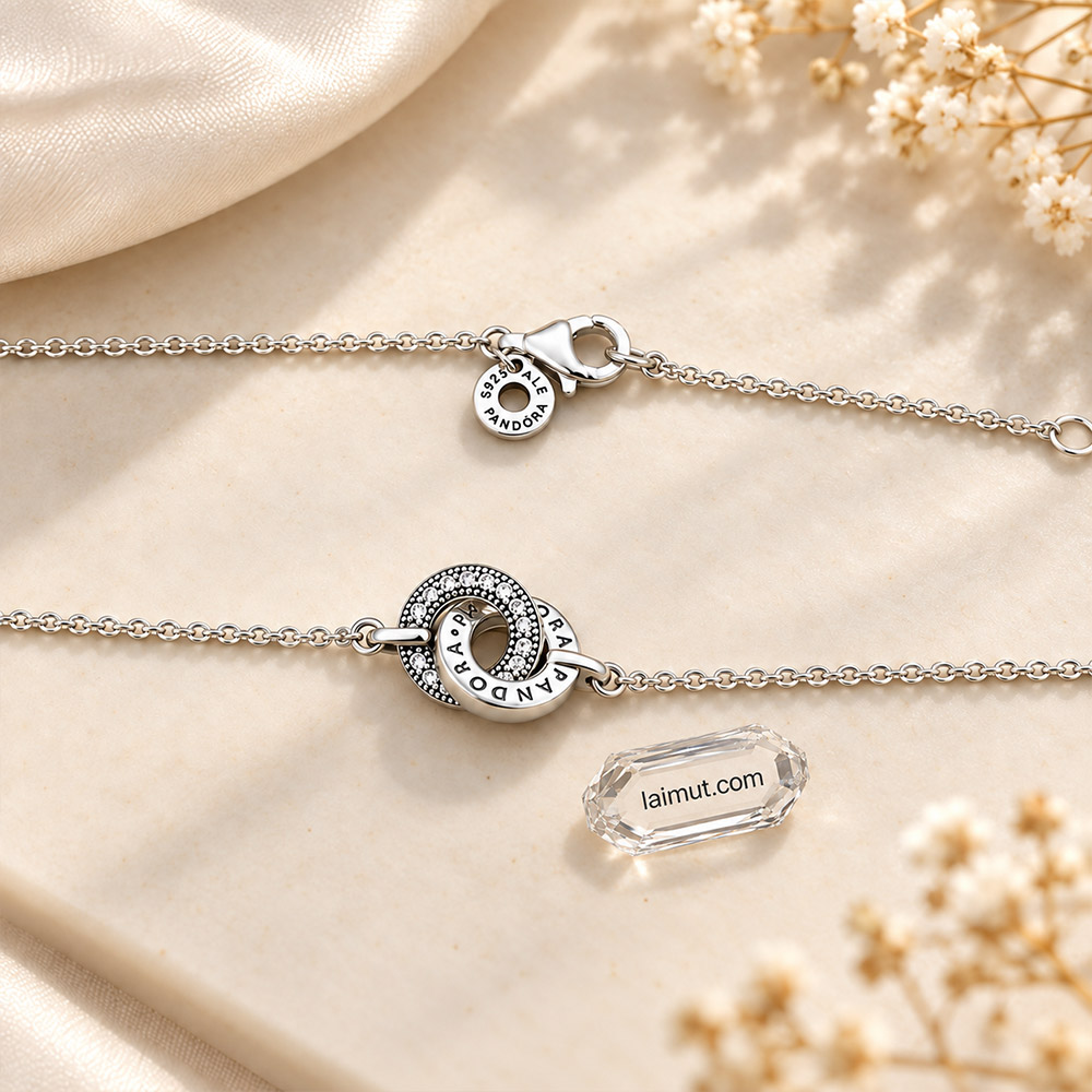 Cận cảnh Pandora Signature Intertwined Pavé 392736C01 với hai vòng tròn đính đá