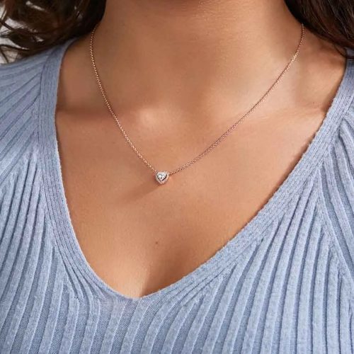 Dây chuyền Pandora Sparkling Heart Collier 388425C01 khi đeo