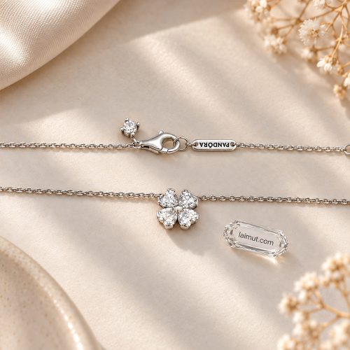 Mặt sau và khu vực khóa dây chuyền Pandora Sparkling Lucky Clover 394502C01