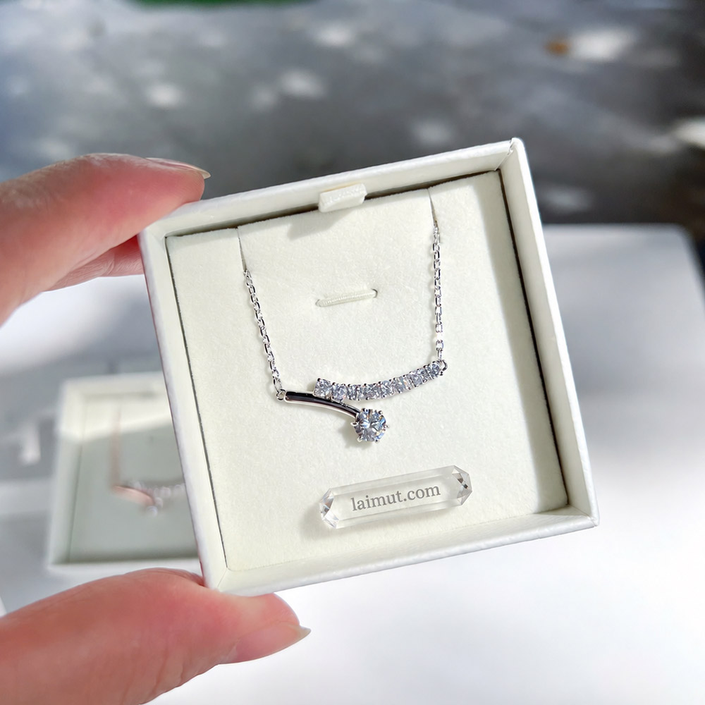 Cận cảnh Swarovski 5753568 Matrix Necklace và Cubic Zirconia cắt tròn