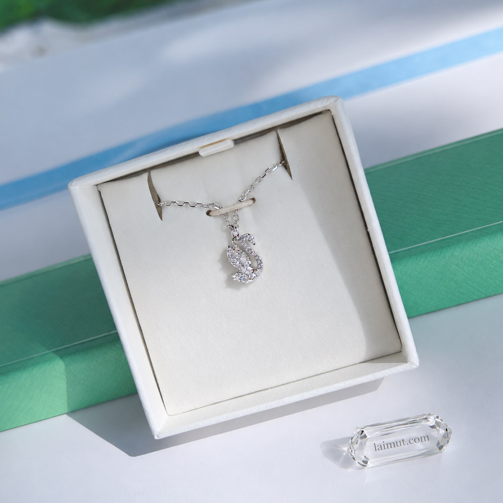 Ảnh thực tế dây chuyền Swarovski 5754347 Swan Pendant tại Laimut