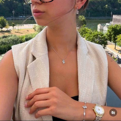Dây chuyền Swarovski 5754347 Swan Pendant khi đeo