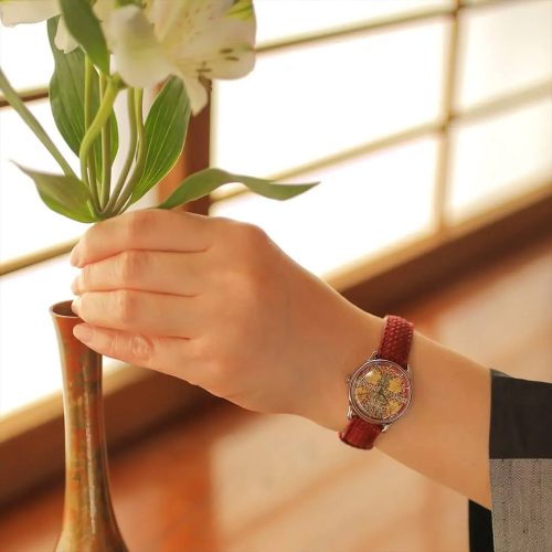 Đồng hồ August Berg Pimpernel Crimson M1PL0530E17VRD 30mm khi đeo