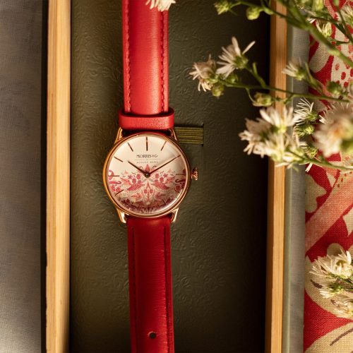 Cận cảnh đồng hồ August Berg Strawberry Thief M1ST0530A30LRO