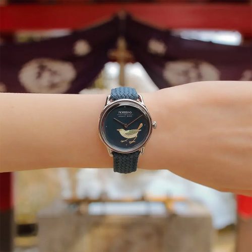 Đồng hồ August Berg Strawberry Thief Bird Indigo M1STB0630A16VID 30mm khi đeo