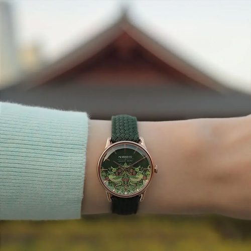 Đồng hồ August Berg Strawberry Thief Indigo M1ST0530A16VID 30mm khi đeo