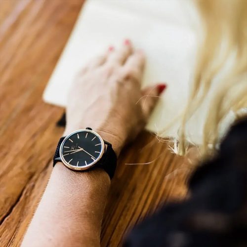 Đồng hồ August Berg Serenity Noir Black 10232G01VBK 32mm khi đeo