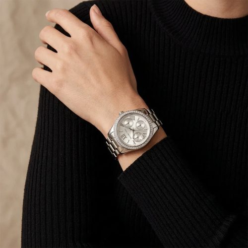 Đồng hồ Michael Kors Mini Lexington MK4979 33mm khi đeo