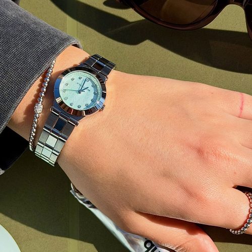 Đồng hồ Michael Kors Petite Billie MK7569 26mm khi đeo