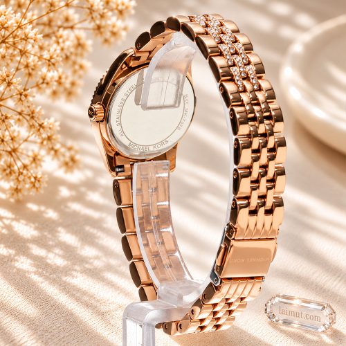 Ảnh mẫu đeo đồng hồ Michael Kors Petite Lexington MK7576 26mm.