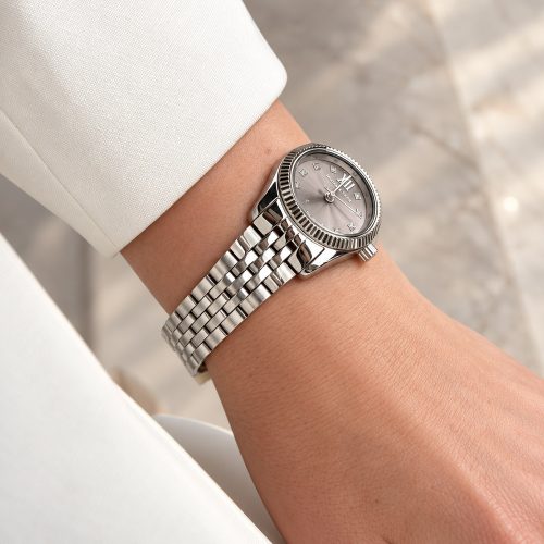 Đồng hồ Michael Kors Petite Lexington MK4843 26mm khi đeo