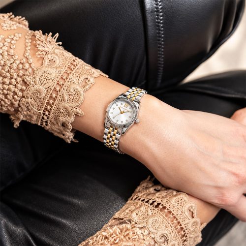 Đồng hồ Michael Kors Petite Lexington MK4740 26mm khi đeo